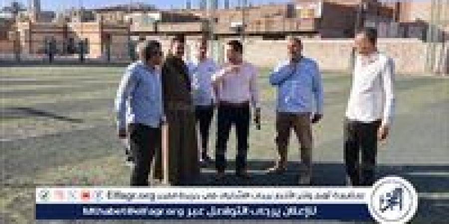 بدء تطوير ملعب النجيل الصناعي بمركز شباب بني رافع بمنفلوط فى أسيوط