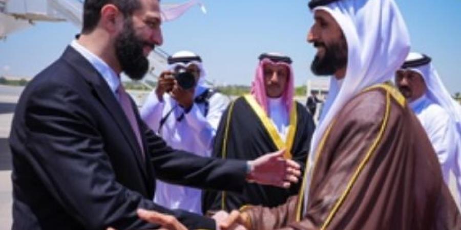ناصر بن حمد في مقدمة مستقبلي الرئيس السوري لدى وصوله إلى البلاد