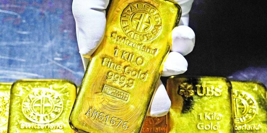 الذهب يهبط دون 3300 دولار في بداية تعاملات الأسبوع