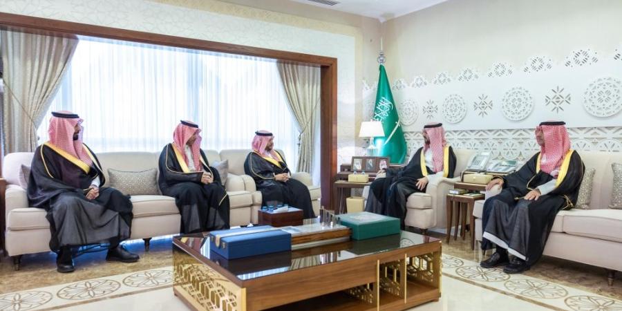 نائب أمير المنطقة الشرقية يتابع مبادرات وزارة الموارد البشرية في المنطقة