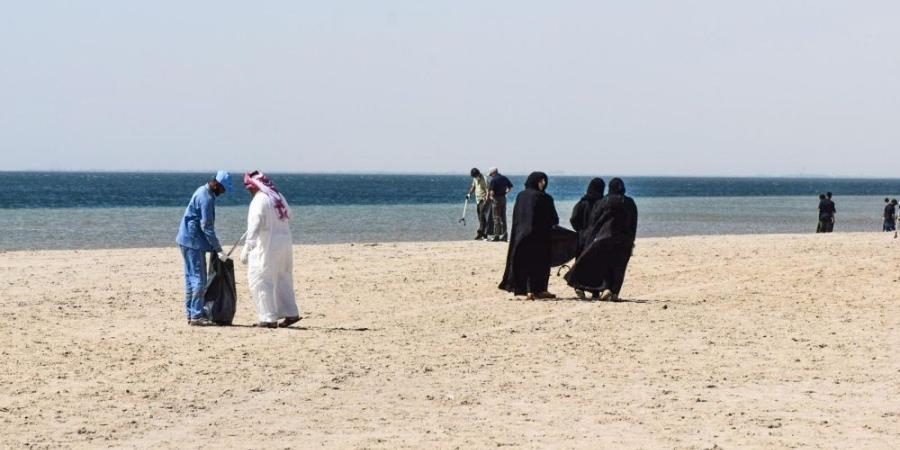 الظهران.. مبادرة بيئية لتنظيف شاطئ الصدف وتوعية المتنزهين