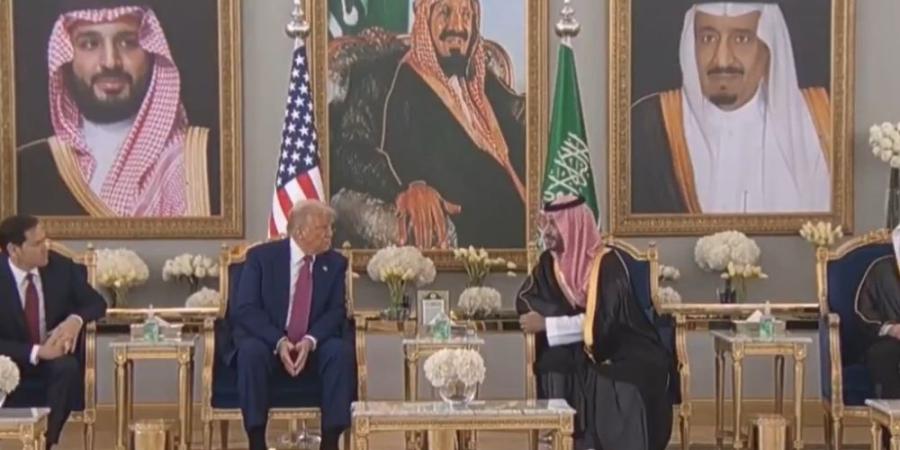 ولي العهد والرئيس الأمريكي بصالة تشريفات المطار.. أحاديث ودية مع القهوة السعودية