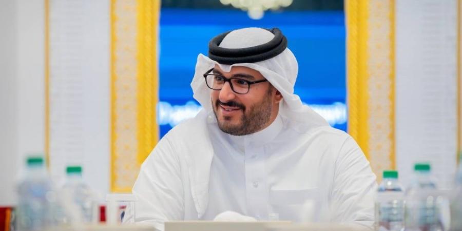 عيسى بن سلمان بن حمد يطلع على المخطط التطويري العام لنادي راشد للفروسية وسباق الخيل