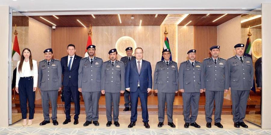قائد شرطة أبوظبي يبحث التعاون مع وزير الداخلية الصربي