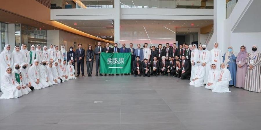 شاهد.. الطالبات لمياء ولانا وسما يحصدن 3 جوائز في حفل آيسف 2025