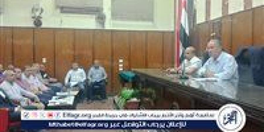 وكيل وزارة التعليم بأسيوط يعقد اجتماعًا لمناقشة الاستعداد لأعمال امتحانات نهاية العام الدراسي
