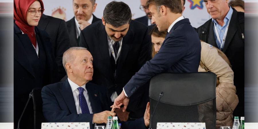 أردوغان يشعل تفاعلا بعد فيديو رصد ما فعله بإصبع ماكرون - الأول نيوز