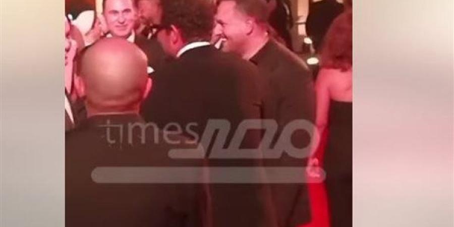 لقاء حار بين عماد زيادة وعمرو سعد في العرض الخاص لفيلم مشروع x (فيديو)